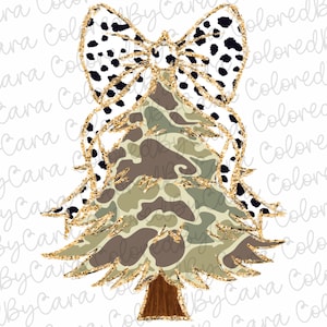 Può includere: Illustrazione digitale di un albero di Natale con un motivo mimetico nei toni del marrone, verde e beige. L'albero è adornato da un grande fiocco con una stampa dalmata in bianco e nero. Accenti glitterati dorati decorano l'albero e il fiocco.