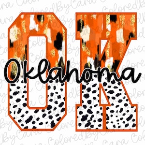 Puede incluir: Letras naranja y blancas "OK" con un estampado de leopardo y un diseño de pinceladas abstractas. Las letras están delineadas en naranja y tienen una fuente de estilo universitario. El texto "Oklahoma" está escrito en negro debajo de las letras.