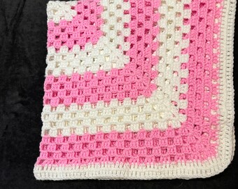 Manta de bebé de crochet rosa y blanca