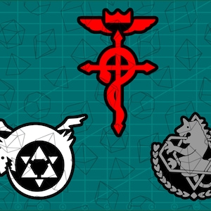 Puede incluir: Tres emblemas estilizados en blanco y negro sobre un fondo verde. El emblema superior es una cruz roja con una serpiente enroscada alrededor y una corona en la parte superior. El emblema de la izquierda es una serpiente alada blanca con un triángulo negro dentro de un círculo. El emblema de la derecha es un lobo gris con un escudo negro y una corona de hojas.