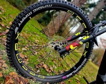 MAVIC DEEMAX velgstickers. Geschikt voor 27,5/29 inch velgen. Asymmetrisch.