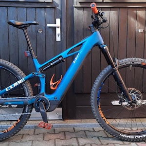 Cube Stereo Hybrid ONE44 NEWMEN rim decals. Fits 27.5/29 inch wheels. Two-tone: Orange/Blue/matte (your choice).