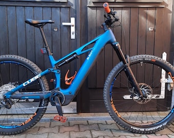 Cube Stereo Hybrid ONE44 NEWMEN rim decals. Fits 27.5/29 inch wheels. Two-tone: Orange/Blue/matte (your choice).