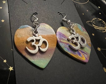 Boucles d'oreilles à crochet spirituelles colorées faites à la main en pâte polymère, cadeau cadeau, bijoux alternatifs uniques