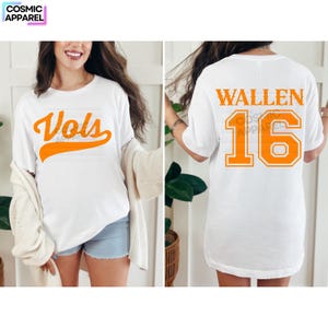 Op de afbeelding: Wit T-shirt met oranje tekst. De voorkant van het shirt zegt "Vols" in een vintage baseball lettertype. De achterkant van het shirt zegt "Wallen 16" in een groot, vet lettertype.