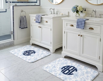 Benutzerdefinierte blaue Badematte mit Monogramm, Memory-Schaumstoff rutschfester Badezimmerteppich, Cottage Core Küstendekor, niedliche Duschmatte