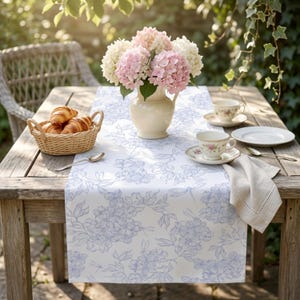 Chemin de table en coton bleu hortensia, linge de table floral, brunch campagnard français grand-millénaire, garden-party shabby chic