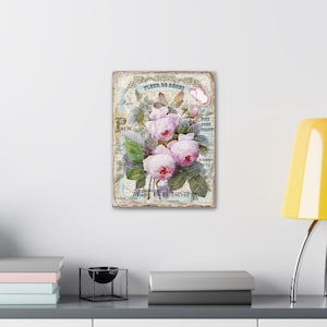 Op de afbeelding: Een vintage bloemenprint met een boeket roze rozen en groene bladeren. De print bevat de tekst "Fleur de Roses" en "Paris, 1830".