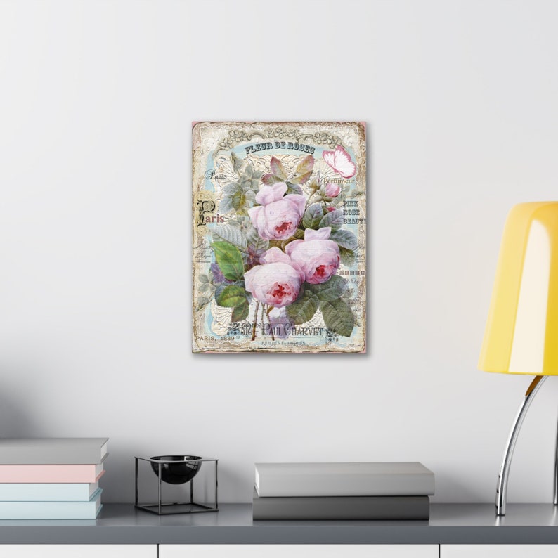Op de afbeelding: Een vintage bloemenprint met een boeket roze rozen en groene bladeren. De print bevat de tekst "Fleur de Roses" en "Paris, 1830".