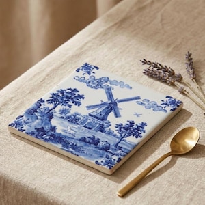 Può includere: Una tazza di ceramica bianca con manico nero e la scritta "But First, Coffee" in grassetto nero. La tazza è posta su uno sfondo sfocato, che suggerisce un'atmosfera accogliente.