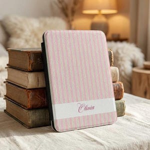 Rosa gestreifte Monogramm Kindle Hülle | Paperwhite 7" 12th Gen (2024-25), personalisierte eReader-Hülle mit Namen