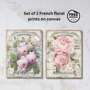 Op de afbeelding: Set van twee vintage-stijl bloemendrukken op canvas. De prints tonen roze rozen en pioenen met een delicaat bloemendesign. De tekst op de prints luidt "Fleur de Roses" en "Belle Jardiniere".