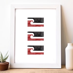 Può includere: Stampa artistica con cornice bianca con tre disegni rettangolari. Ogni disegno presenta un motivo ad acquerello nero e rosso con una forma bianca a forma di onda. Una piccola pianta grassa in vaso e un vaso bianco sono su una superficie di legno.