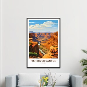 Pu&ograve; includere: Un'illustrazione colorata del Fish River Canyon in Namibia. Il canyon &egrave; una profonda e stretta gola con un fiume che scorre attraverso di essa. Il cielo &egrave; blu con nuvole bianche.