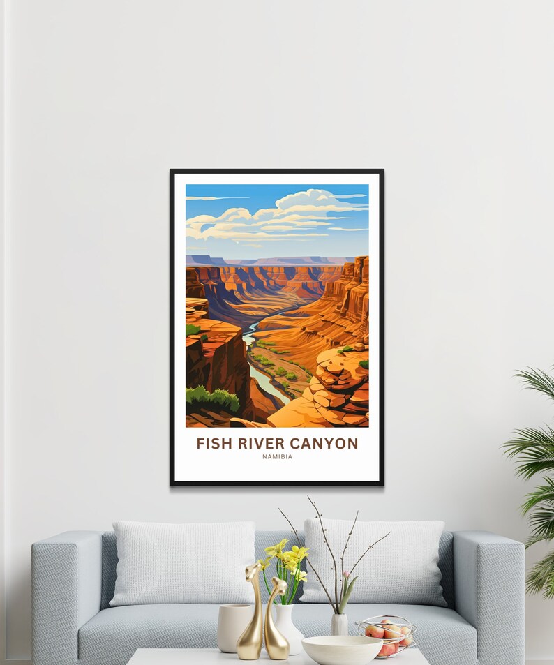 Pu&ograve; includere: Un'illustrazione colorata del Fish River Canyon in Namibia. Il canyon &egrave; una profonda e stretta gola con un fiume che scorre attraverso di essa. Il cielo &egrave; blu con nuvole bianche.