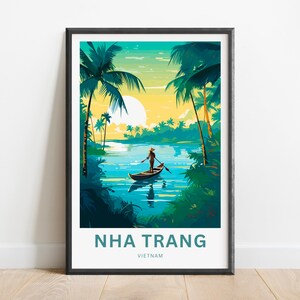 Op de afbeelding: Een kleurrijke illustratie van een tropische scène met palmbomen, een rivier en een persoon in een boot. De tekst "NHA TRANG VIETNAM" staat onderaan de afbeelding.