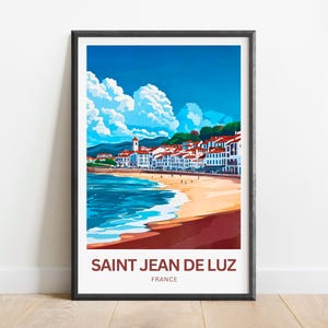 Puede incluir: Una ilustración colorida de Saint Jean de Luz, Francia, que muestra una ciudad costera con edificios blancos y un océano azul con olas. El texto "SAINT JEAN DE LUZ" y "FRANCE" está impreso debajo de la imagen.