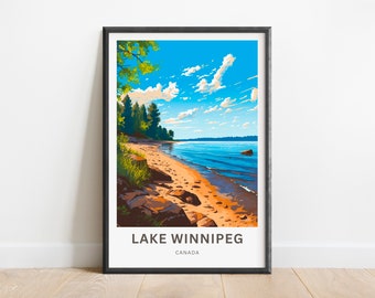 Könnte beinhalten: Ein gerahmtes Poster mit einem malerischen Blick auf den Lake Winnipeg in Kanada. Das Poster zeigt einen Sandstrand mit felsiger Küste, klarem blauen Wasser und einem üppigen grünen Wald im Hintergrund. Der Text "LAKE WINNIPEG" und "CANADA" ist am unteren Rand des Posters gedruckt.