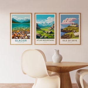 Op de afbeelding: Drie ingelijste landschapsprints. De prints tonen schilderachtige uitzichten op Glacier National Park, Atlas Mountains en Isle of Skye. Elke print heeft een houten lijst en tekst ter identificatie van de locatie. De kunststijl is een kleurrijke, gestileerde illustratie.