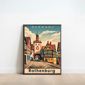 Può includere: Poster vintage di viaggio con un'illustrazione colorata di una strada a Rothenburg, in Germania. Il poster presenta un cielo blu con nuvole bianche e il testo "GERMANY" e "Rothenburg" in nero.