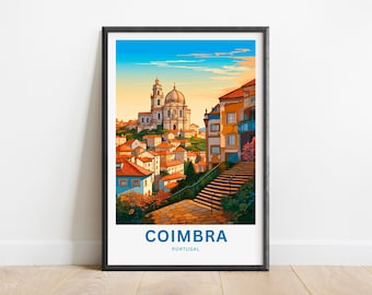 Pode incluir: Uma ilustração colorida da cidade de Coimbra, Portugal. A imagem apresenta uma vista da cidade a partir de uma colina, com o icônico edifício da Universidade de Coimbra ao fundo. A imagem está em um estilo de pôster de viagem vintage, com o nome da cidade e o país impressos na parte inferior.