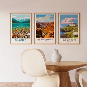 Pu&ograve; includere: Tre illustrazioni incorniciate di paesaggi pittoreschi. La prima mostra un lago con rocce e il testo "Glacier National Park". La seconda mostra un canyon con il testo "Fish River Canyon, Namibia". La terza mostra una pecora in un campo con il testo "Isle of Skye, Scozia".