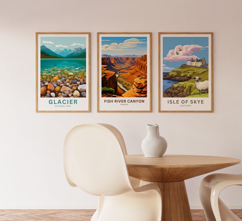 Pu&ograve; includere: Tre illustrazioni incorniciate di paesaggi pittoreschi. La prima mostra un lago con rocce e il testo "Glacier National Park". La seconda mostra un canyon con il testo "Fish River Canyon, Namibia". La terza mostra una pecora in un campo con il testo "Isle of Skye, Scozia".