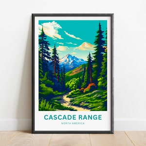 Op de afbeelding: Een vintage reisposter met een schilderachtig uitzicht op de Cascade Range in Noord-Amerika. De poster toont een weelderig groen bos met een kronkelend pad dat naar een bergtop leidt. De lucht is helderblauw met pluizige witte wolken. De tekst "CASCADE RANGE" en "NORTH AMERICA" is gedrukt in een vet, turquoise lettertype onderaan de poster.