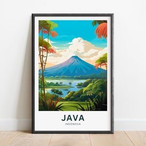Op de afbeelding: Een ingelijste kunstdruk met een levendig landschap van Java, Indonesië. Het kunstwerk toont een blauwe berg, een meer en weelderige groene vegetatie onder een helderblauwe lucht met wollige wolken. Het woord "JAVA" staat onderaan afgedrukt.