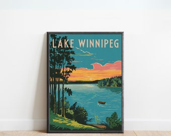 Könnte beinhalten: Ein Vintage-Reiseposter mit einer malerischen Aussicht auf den Lake Winnipeg in Manitoba, Kanada. Das Poster zeigt einen Sonnenuntergang über dem See mit einem kleinen Boot im Wasser und Bäumen im Vordergrund. Der Text "LAKE WINNIPEG" ist oben auf dem Poster in Weiß gedruckt.
