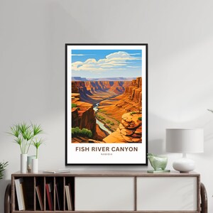 Pu&ograve; includere: Un'illustrazione colorata del Fish River Canyon in Namibia. Il canyon &egrave; una profonda e stretta gola con un fiume che serpeggia attraverso di essa. Il cielo &egrave; blu con nuvole bianche. Il testo "Fish River Canyon, Namibia" &egrave; in basso nell'immagine.