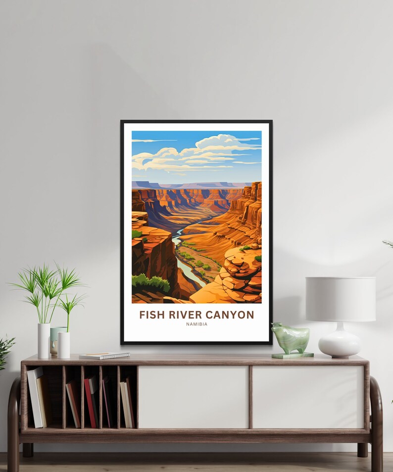 Pu&ograve; includere: Un'illustrazione colorata del Fish River Canyon in Namibia. Il canyon &egrave; una profonda e stretta gola con un fiume che serpeggia attraverso di essa. Il cielo &egrave; blu con nuvole bianche. Il testo "Fish River Canyon, Namibia" &egrave; in basso nell'immagine.