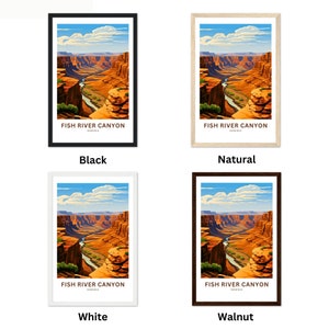 Pu&ograve; includere: Un poster in stile vintage che presenta una vista panoramica del Fish River Canyon in Namibia. Il poster presenta un fiume che serpeggia attraverso un canyon, con una gamma di colori marrone, arancione e verde.