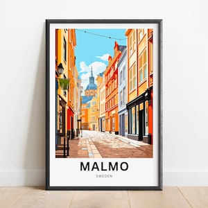 Puede incluir: Una ilustración colorida de una calle en Malmö, Suecia. La calle está bordeada de edificios altos y estrechos con fachadas coloridas. La calle está vacía, excepto por algunos postes de luz. El texto "MALMO SWEDEN" está en la parte inferior de la imagen.