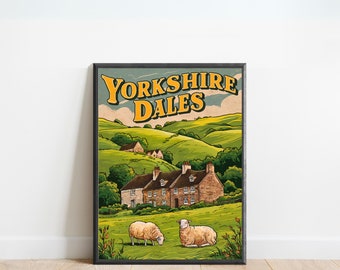 Puede incluir: Una ilustración de estilo vintage de un paisaje verde y ondulado con una cabaña de piedra y dos ovejas blancas. El texto "Yorkshire Dales" está en letras amarillas sobre un fondo azul.