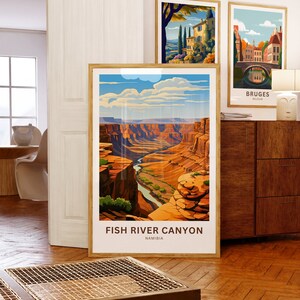 Pu&ograve; includere: Un design di poster di viaggio vintage con una vista panoramica del Fish River Canyon in Namibia. Il poster ha uno sfondo bianco con un bordo marrone e il testo "Fish River Canyon, Namibia".