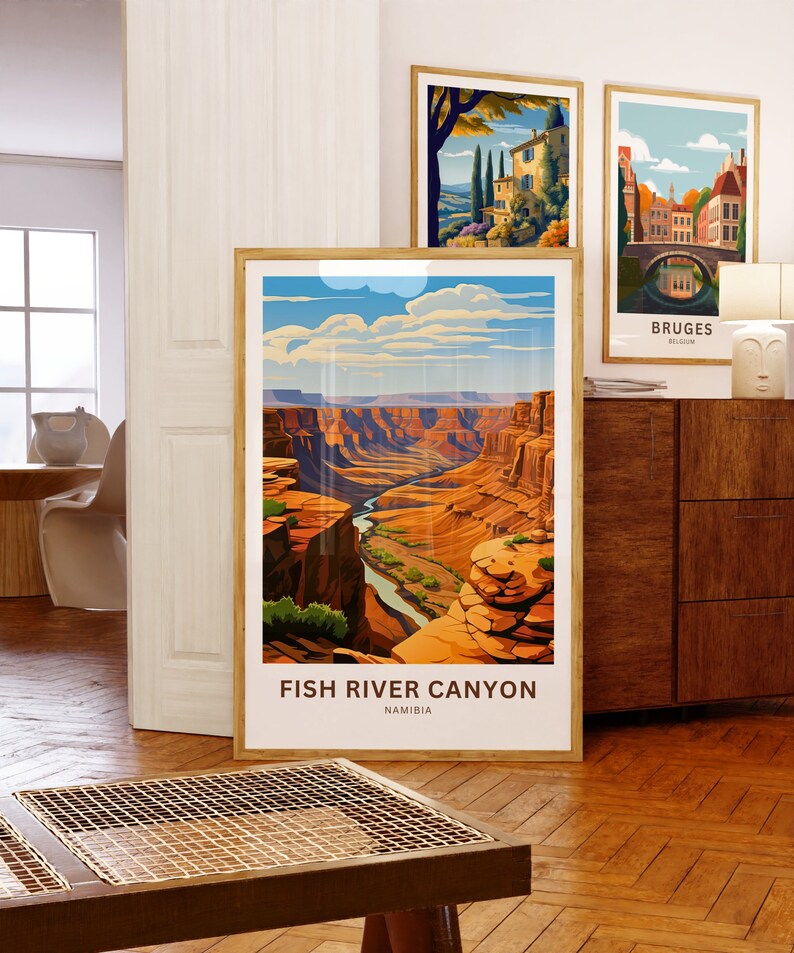 Pu&ograve; includere: Un design di poster di viaggio vintage con una vista panoramica del Fish River Canyon in Namibia. Il poster ha uno sfondo bianco con un bordo marrone e il testo "Fish River Canyon, Namibia".