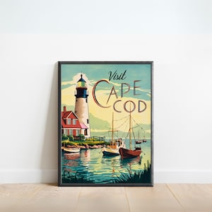 Puede incluir: Un cartel de viaje vintage con un faro con techo rojo y torre blanca, con barcos en el agua. El cartel dice "Visit Cape Cod" en una fuente estilizada.