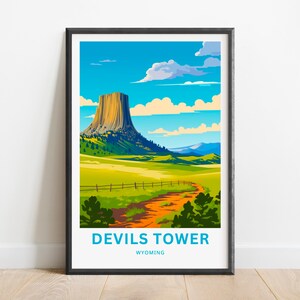 Könnte beinhalten: Eine farbenfrohe Illustration des Devils Tower National Monument in Wyoming. Das Bild zeigt einen hohen, felsigen Turm, der aus einer grasbewachsenen Ebene aufragt, mit einem Feldweg, der zu ihm führt. Der Himmel ist blau mit weißen Wolken.