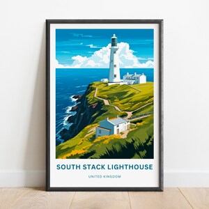 Op de afbeelding: Een kleurrijke illustratie van de South Stack Lighthouse in Wales, Verenigd Koninkrijk. De vuurtoren is wit met een zwarte top en staat op een klif met uitzicht op de zee. De lucht is blauw met witte wolken. De tekst "South Stack Lighthouse" en "United Kingdom" staat onder de afbeelding.