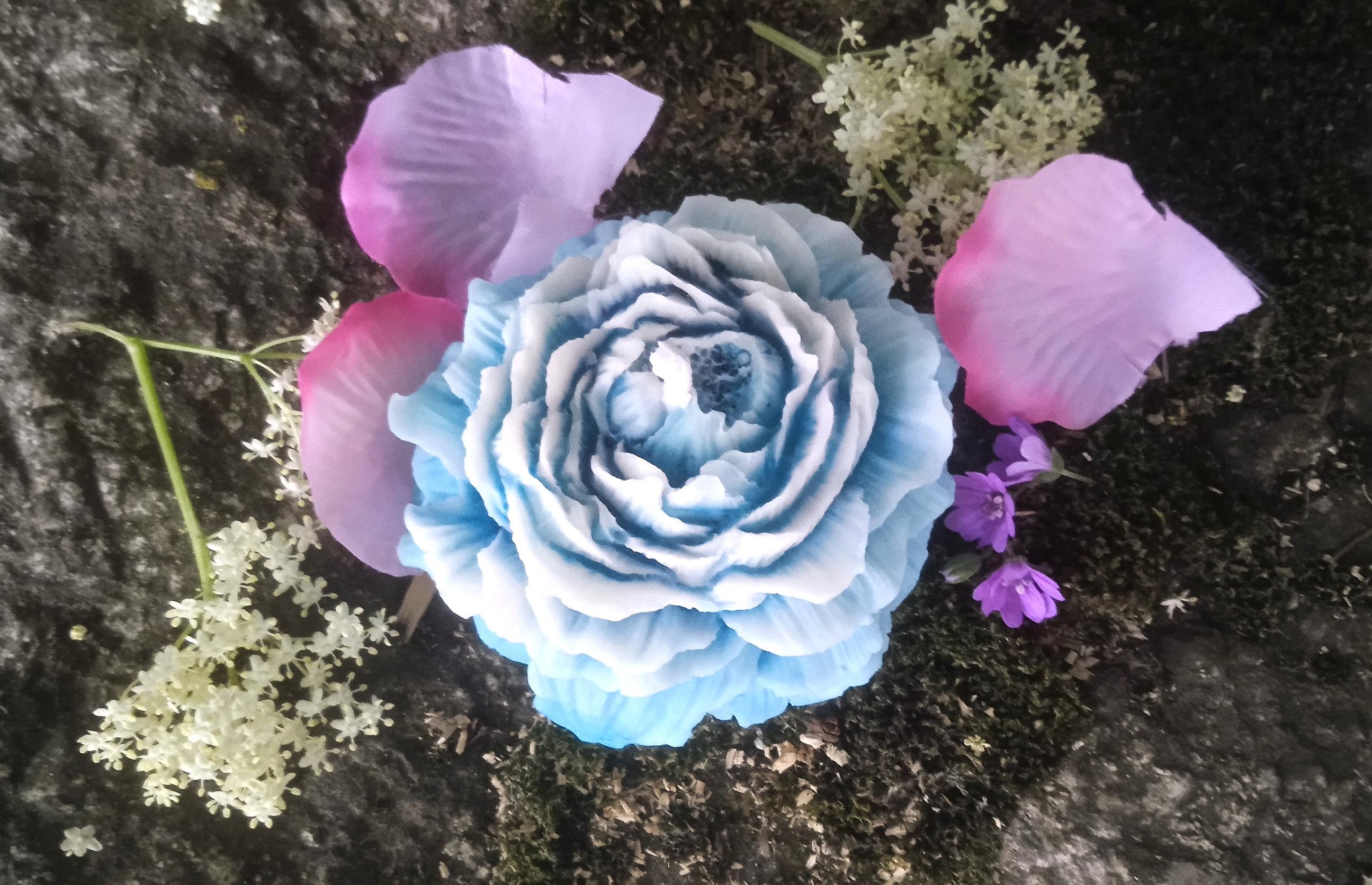 Candle in the shape of a blue flower scented with the scent of Grasse to choose from