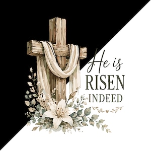 Może przedstawiać: Drewniany krzyż udrapowany białą tkaniną, otoczony białymi kwiatami lilii i zielonymi liśćmi. Napis "He is RISEN INDEED" znajduje się ciemną czcionką po prawej stronie krzyża, na tle podzielonym na czarną i białą część.