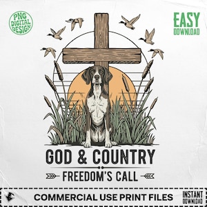 Puede incluir: Un diseño digital con un perro, una cruz y patos. El perro es marrón y blanco, frente a una cruz de madera. El texto dice "GOD & COUNTRY" y "FREEDOM'S CALL". El diseño incluye juncos, una puesta de sol y patos volando.