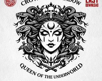 Op de afbeelding: Zwart-wit digitaal ontwerp met een Medusa-achtige figuur met slangen en schedels, met de tekst "Crowned in Shadow" en "Queen of the Underworld". Inclusief de tekst "PNG Digital Design" en "Easy Download".