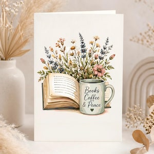 K&ouml;nnte beinhalten: Eine Gru&szlig;karte mit einer Illustration eines aufgeschlagenen Buches und einer hellgr&uuml;nen Tasse mit dem Text Books Coffee & Peace und einem kleinen Herz. Hinter dem Buch und der Tasse befindet sich ein buntes Arrangement aus Wildblumen in Rosa, Blau und Gelb.
