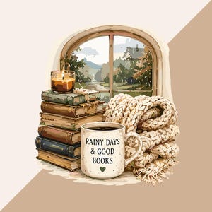 K&ouml;nnte beinhalten: Ein Stapel aus f&uuml;nf B&uuml;chern mit einer brennenden Kerze darauf, eine wei&szlig;e Keramiktasse mit dem Text "RAINY DAYS & GOOD BOOKS" und einem kleinen Herz sowie eine cremefarbene, grob gestrickte Decke vor einem Bogenfenster mit Landschaftsblick.