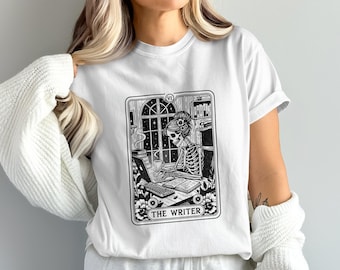 Ilustración de la carta del Tarot del Esqueleto Escritor, PNG SVG, Diseño para sublimación, Autor misterioso, Gótico, Halloween, Amante de los libros, Descarga digital