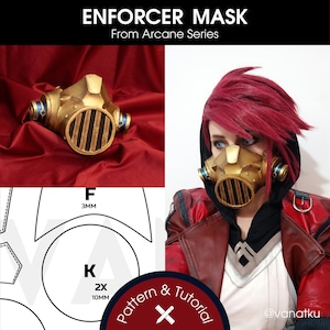 Puede incluir: Una máscara Enforcer dorada de la serie Arcane, con detalles azules y una rejilla marrón oscuro. La máscara se muestra sobre una tela roja. La imagen también incluye una persona que lleva la máscara y un patrón.