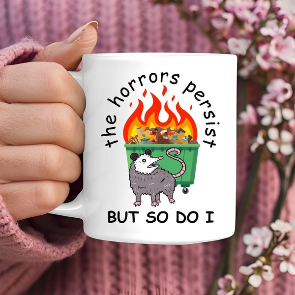 Mug The Horrors Persist, cadeau nouveauté drôle pour amateur d'opossum, cadeau d'humour sarcastique au bureau pour collègues et patrons, incendie de benne à ordures