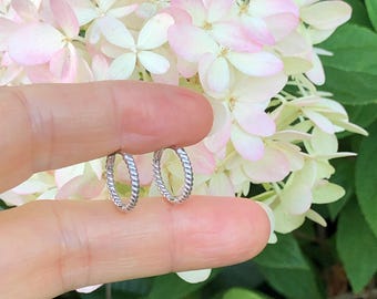 Pendientes de aro pequeños y finos de plata de ley 925 con diseño de cuerda trenzada, 13 mm/11 mm x 1,2 mm.